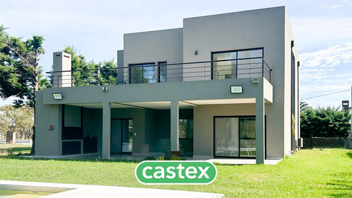 Casa De 4 Dormitorios En Venta En  Campo Grande