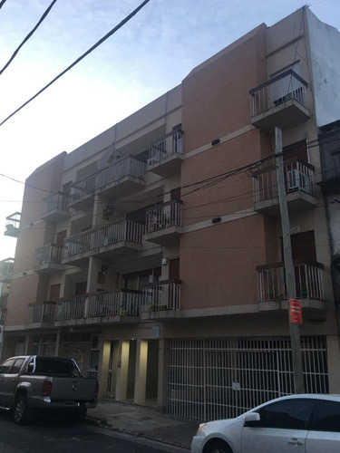 Venta Departamento De 4 Ambientes  Con Balcon Y Cochera Cubierta.