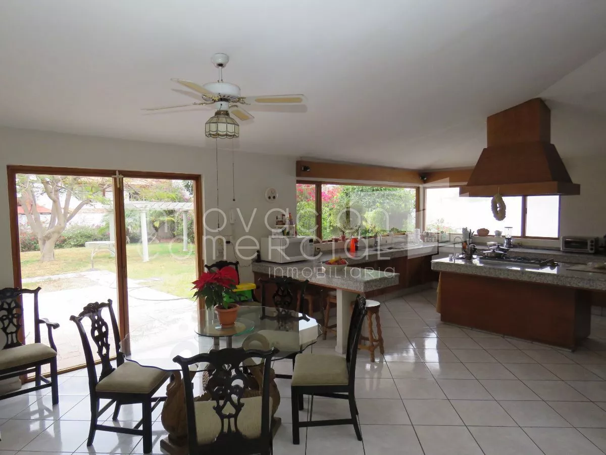 Casa En Venta En Jurica Ideal Para Modernizar Con Bungalow I