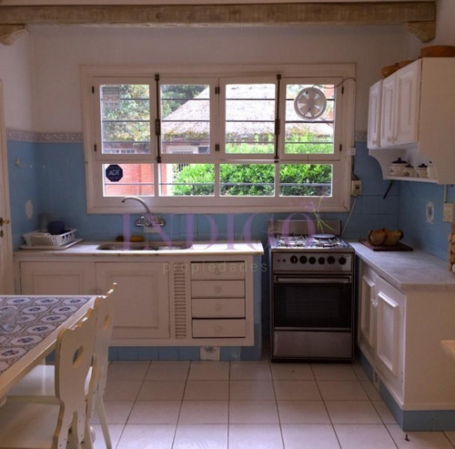 Alquiler En Paradas, Muy Buena Casa En El Mejor Punto De Punta Del Este.- Ref: 250