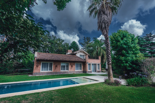 Venta Importante Casa Con Piscina En Barrio Cerrado El Rodal. 