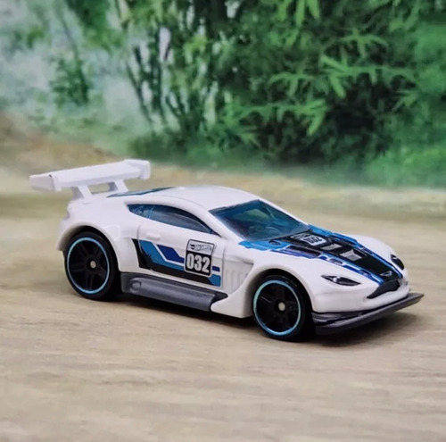 Hot Wheels Escala 1:64 Aston Martin Vantage Gt3