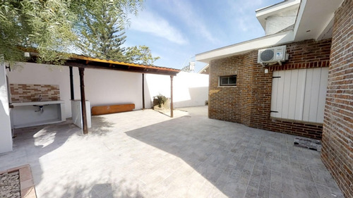 Casa En Venta A 50 Metros De La Playa- Ref: 1437