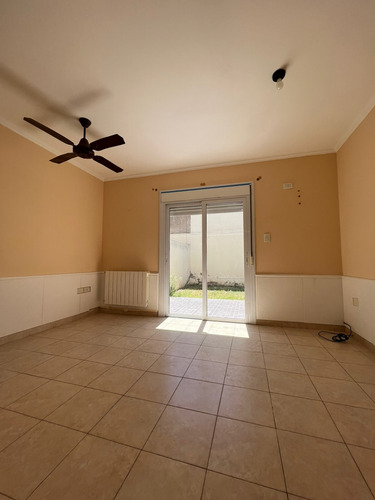 Dúplex En Alquiler De 2 Dormitorios C/ Cochera En Villa Del Parque