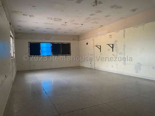 Local En Venta Inm Flor Amarillo Ubicado En Via Principal Con Alto Flujo De VehĂculos Y Muy Cercano A Conjunto Residencial. Cuenta Con Area De Despacho , Deposito , Mezzanina. Valencia 24-8210