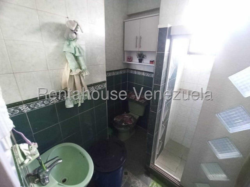 Erika Armeya Vende, Apartamento Ubicado En El Centro De Cabudare. Flex: 25-13615