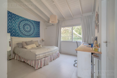 Muy Lindo Triplex Con Jardín En Punta Chica