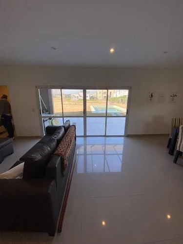 Casa En Venta - 3 Dormitorios 3 Baños - Cochera - 680mts2 - Canning