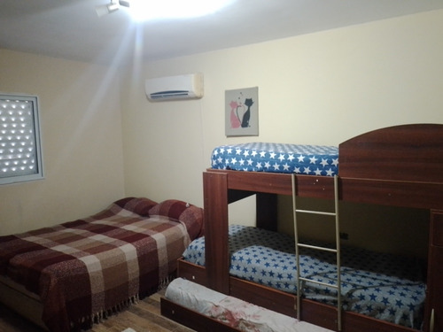 Vendo Casa : 2 Dormitorios ,baño , Living ,cocina Comedor .