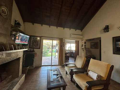 Chalet Con Piscina En Barrio De Vicenzo Grande