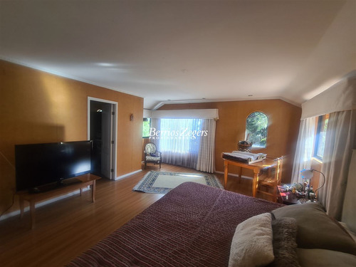 Casa En Venta De 5 Dorm. 3 Baños Mas Servicios En Las Condes