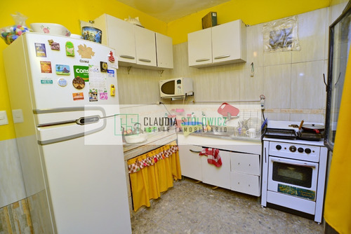 Casa En Venta En La Unión 2 Dormitorios Con Patio Al Frente Y Fondo Con Cochera Propiedad Horizontal