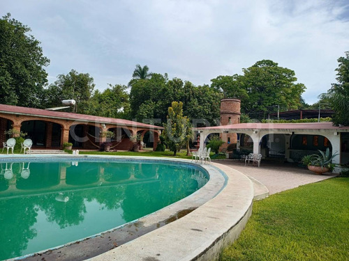 Casa En Venta,  Estilo Colonial Mexicano , Centro De Xochitepec, Morelos