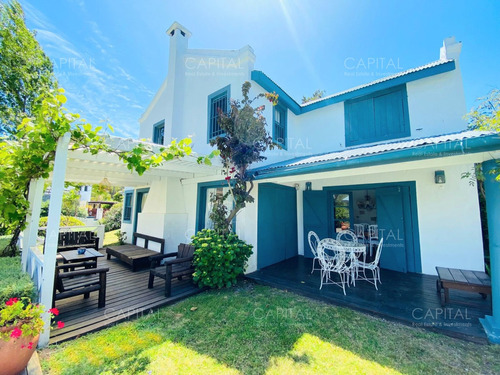 Casa De Tres Dormitorios En Alquiler En La Barra Con Piscina Y Amplio Jardín. 