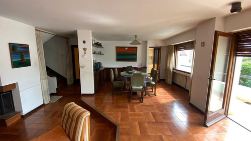 Casa En Venta - 4 Dormitorios 3 Baños - Cocheras - 234mts2 - Mar Del Plata