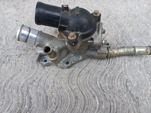 Toma Agua Con Termostato Mazda 2 Yaris R 2016-2020 (Usado)