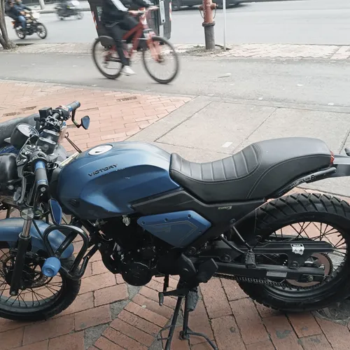 Víctory Bomper 150 De Color Azul Mate Modelo 2023