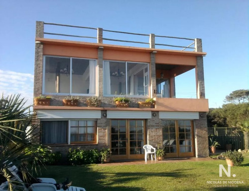 Excelente Casa En La Juanita - Primera Línea Del Mar En Venta
