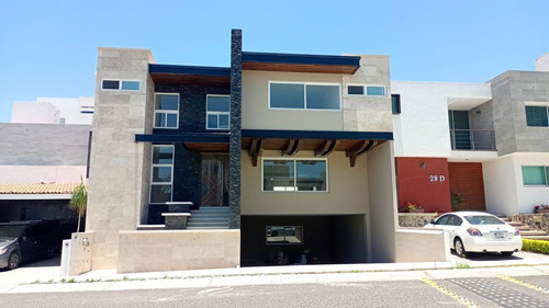 Preciosa Residencia En Misión San Jerónimo, 5 Habitaciones, Sótano, 6.5 Baños..