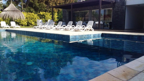 Imagen 12 de 13 de Apartamento Parada 18 De La Mansa Con Vista Al Mar, Excelente Ubicacion