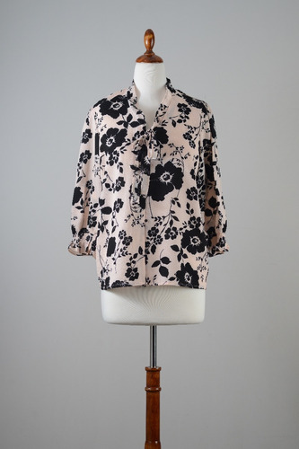 Blusa Beige Mediana Estampado Flores Negras Manga Larga