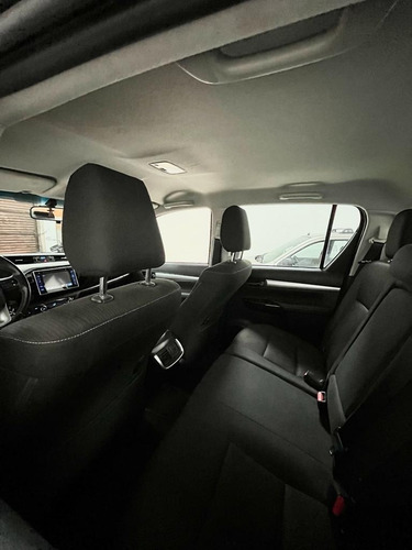 Imagen 13 de 17 de Toyota Hilux 2.8 Cd Srv 177 Cv 4x4 At
