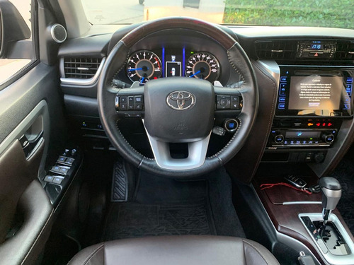 Toyota Hilux SW4 SRV 4x2 2.7 Flex 16V Aut. (7 lugares)
