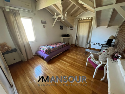 Amplio Chalet Sobre 660m2 De Terreno Permuta Castelar