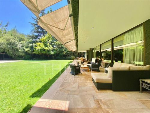 Casa En Venta De 1.300m2. Las Condes