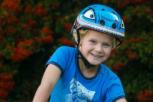Casco Bicicleta Con Luz Hornit Infantil Shark Mediano Color Celeste Talla M