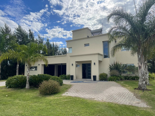 Excelente Vivienda En Club De Campo Puerto Chascomus