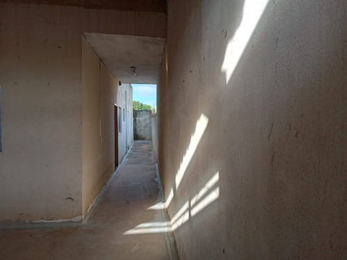 Duas Casas Germinadas Com 4 Cômodos, Garagem, Quintal E Lavanderia