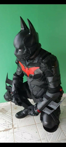 Featured image of post Fantasia Do Batman Do Futuro Durante uma luta com o batman seu equipamento atingido e todos os sons que recebe s o retransmitidos num volume t o alto que ele