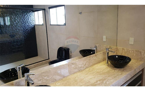 Vendo Lujosa Casa Con Piscina, A Pasos Del Circuito Comercial De Encarnación.