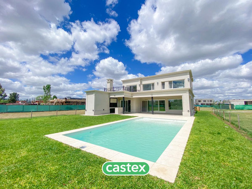 Casa En Venta En Terralagos, Canning