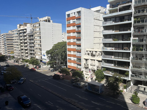 Gran Oportunidad, Apartamento En Pocitos, En Gran Punto,  De 3 Dormitorios Y Servicio Completo!