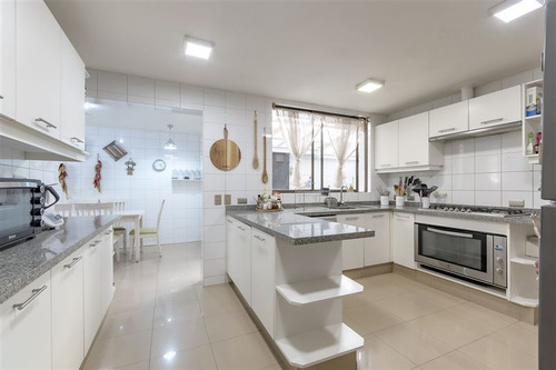 Imagen 10 de 26 de Exquisita Casa 5 Dorm. En Calle Tranquila Golf De Manquehue