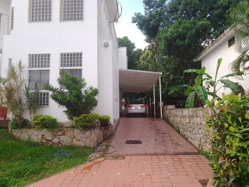Imagen 21 de 21 de Rivero Bienes Raíces Vende Amplia Propiedad En La Urb El Piñal / 04124959888