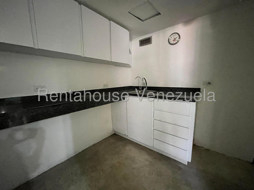 Oficina Centro En Venta En Los Dos Caminos. Cecilia Gutierrez. 25-18382