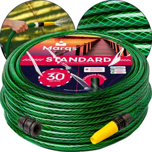 Mangueira de jardim verde com esguicho e conector