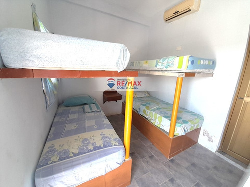 En Venta Terreno Con Bienhechuria Con Amplia Casa Vacacional Con Fines Posada A Una Cuadra De La Playa.