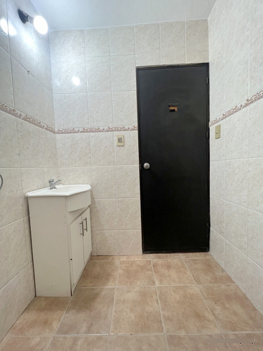 Alquiler De Hermosa Casa, Totalmente Reciclada, Piedras Blancas, 2 Dormitorios, Cochera, Baño, 2 Patios, Sin Gastos Comunes, Muy Segura!!