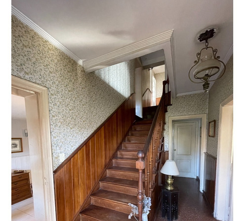 Imagen 4 de 25 de Mitre 1463, Entre Drummond Y Av. Espora, Adrogué Chalet De Estilo Distribuido En Dos Plantas Y Desarrollado Sobre Doble Lote En Inmejorable Ubicación