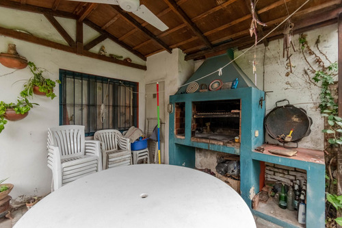 Encantadora Casa Antigua Con Actualizaciones Y Muy Buen Jardin.