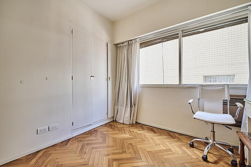 Piso De Cuatro Ambientes Con Cochera En Barrio Norte