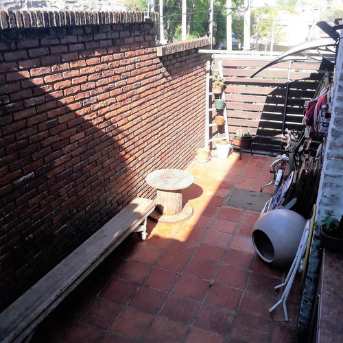 Casa En Buceo, Muy Buen Estado, 2 Dormitorios, 2 Baños, Cochera Y Parrillero