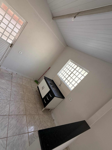 Casa Com Dois Quartos Sala E Cozinha Americana