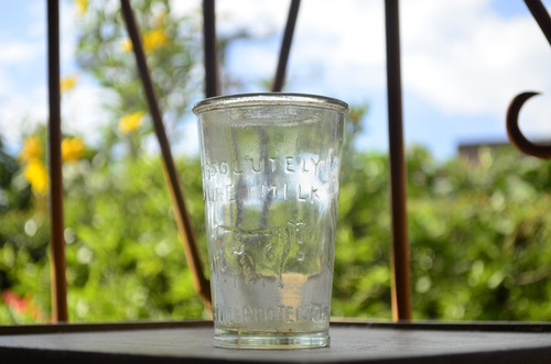 Antiguo - Vaso De Leche - The Milk Protector - Vintage -