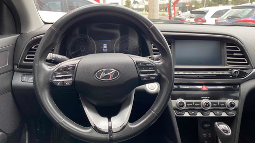 Imagen 14 de 15 de Hyundai Elantra 2019 2.0 Limited Tech Navi At