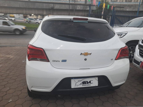 Imagem 6 de 11 de Chevrolet Onix 1.0 Mpfi Lt 8v Flex 4p Manual